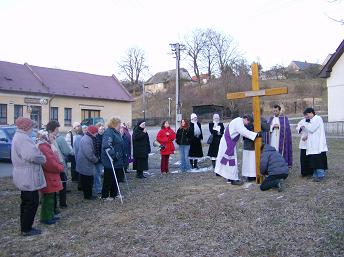 lidé při stavění mis. kříže v Třebařově